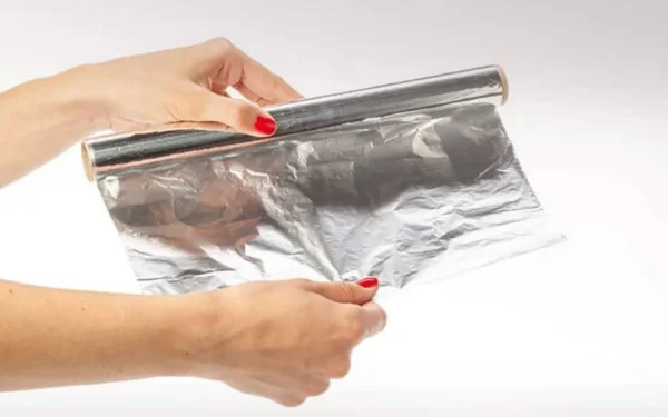 Αλουμινόχαρτο ή λαδόκολλα: Ποια είναι η σωστή επιλογή για το ψήσιμο στον φούρνο;