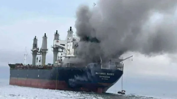 Δεξαμενόπλοια φλέγονται κοντά στο Ιράκ καθώς το Ιράν καταφέρει πλήγματα παρά τον ισχυρισμό του Τραμπ ότι κέρδισε τον πόλεμο