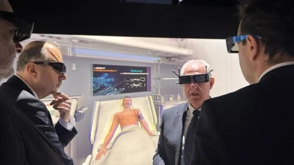 Τον Κύβο Εμβύθισης στο ΑΠΘ επισκέφτηκε ο υπ. Ψηφιακής Διακυβέρνησης Δ. Παπαστεργίου