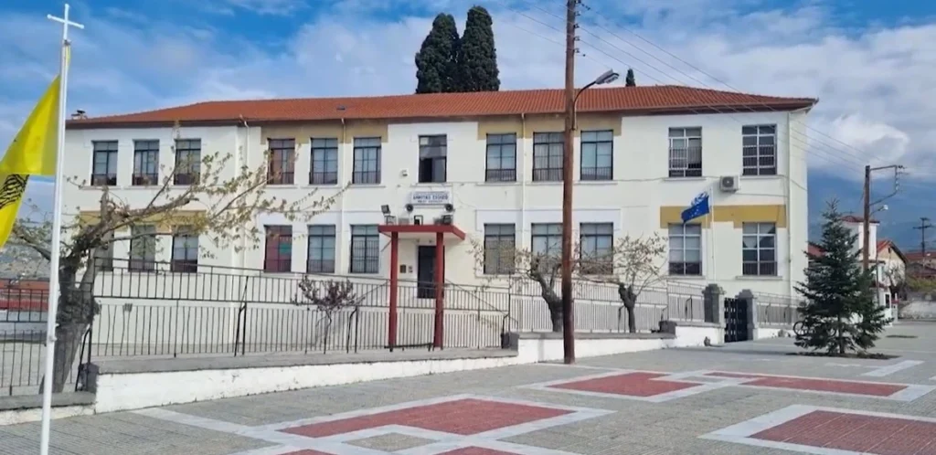 Στη μνήμη του Άγγελου: Δυο τραγούδια από τους μαθητές του νέου Σουλίου - video