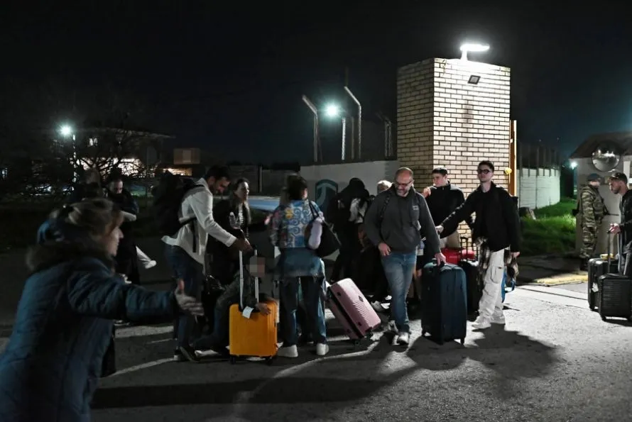 Στις αγκαλιές των δικών τους έπεσαν οι 91 Έλληνες που επαναπατρίστηκαν από το Άμπου Ντάμπι - Εφτασαν με C-130 στην Ελευσίνα