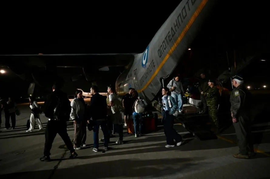 Στις αγκαλιές των δικών τους έπεσαν οι 91 Έλληνες που επαναπατρίστηκαν από το Άμπου Ντάμπι - Εφτασαν με C-130 στην Ελευσίνα