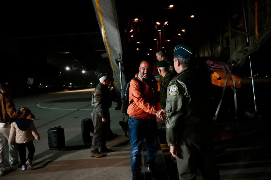 Στις αγκαλιές των δικών τους έπεσαν οι 91 Έλληνες που επαναπατρίστηκαν από το Άμπου Ντάμπι - Εφτασαν με C-130 στην Ελευσίνα