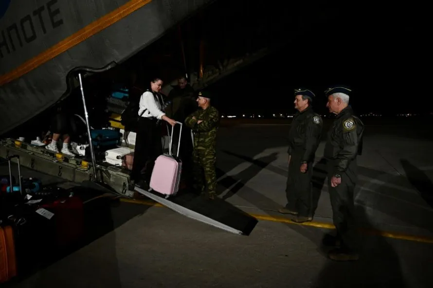 Στις αγκαλιές των δικών τους έπεσαν οι 91 Έλληνες που επαναπατρίστηκαν από το Άμπου Ντάμπι - Εφτασαν με C-130 στην Ελευσίνα