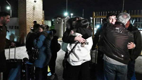 Στις αγκαλιές των δικών τους έπεσαν οι 91 Έλληνες που επαναπατρίστηκαν από το Άμπου Ντάμπι - Εφτασαν με C-130 στην Ελευσίνα