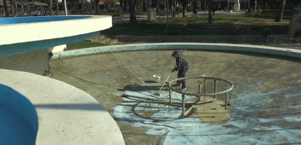 Σέρρες: Εργασίες συντήρησης στο τριπλό σιντριβάνι της πλατείας Ελευθερίας