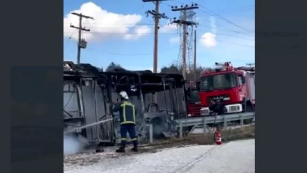 Πυρκαγιά σε λεωφορείο του ΚΤΕΛ στην εθνική οδό Θεσσαλονίκης- Σερρών - Έγκαιρα απομακρύνθηκαν επιβάτες - video