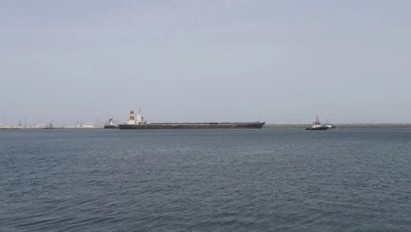 ΗΑΕ: Καπνός υψώνεται πάνω από μια πετρελαϊκή εγκατάσταση στη Φουτζάιρα