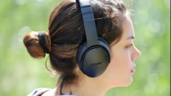 Πώς η καθημερινή χρήση ακουστικών επηρεάζει την ακοή μας