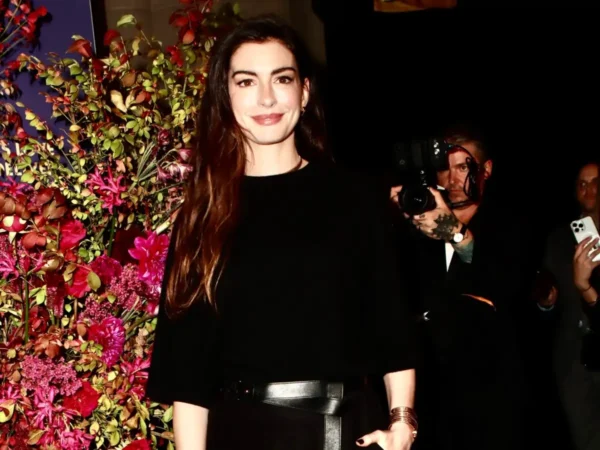 H Anne Hathaway φωτογραφήθηκε με iconic 80’s beauty look και είναι μία άλλη