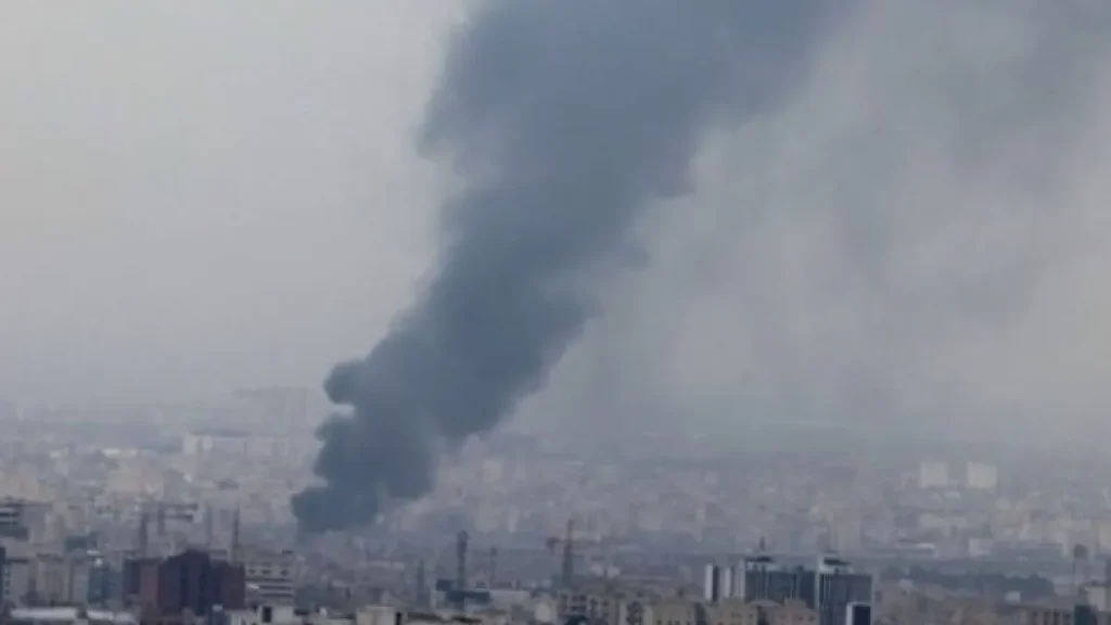 Ιράν: Η κυβέρνηση ανακοίνωσε ότι υποδομές νερού και ενέργειας υπέστησαν “σοβαρές ζημιές”