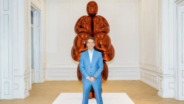 Μουσείο Κυκλαδικής Τέχνης: Στην έκθεση «Jeff Koons: "Αφροδίτη" του Lespugue», το έργο του Αμερικανού καλλιτέχνη Balloon Venus Lespugue (Orange) συνομιλεί με 10 παλαιολιθικές «Αφροδίτες»
