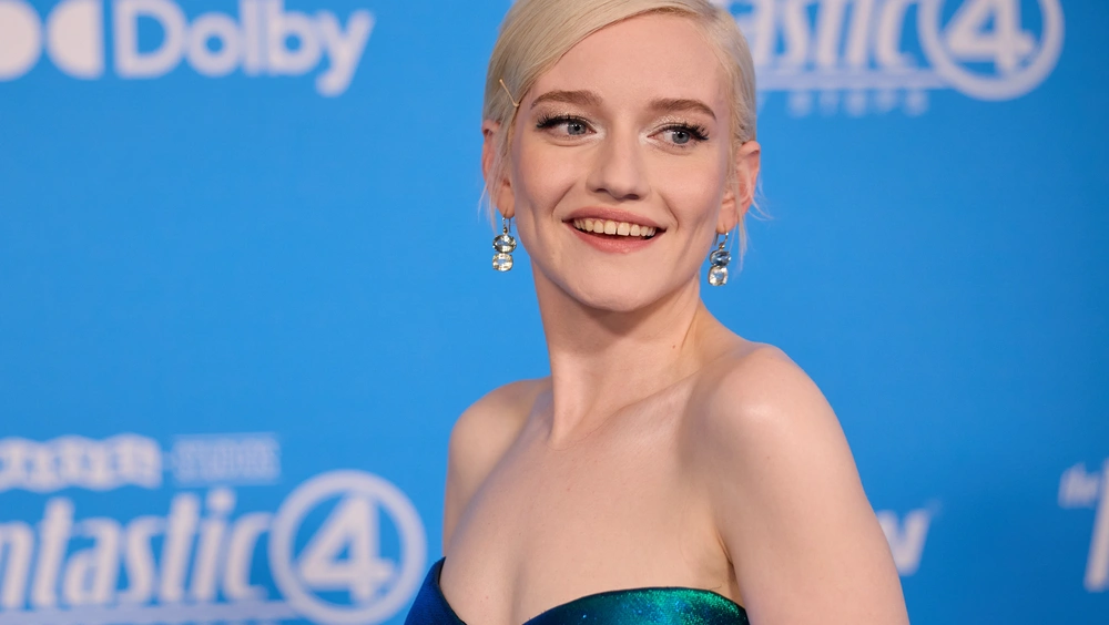 Madonna & Julia Garner: Ταξίδι στο παρελθόν με άρωμα «Like a Virgin»