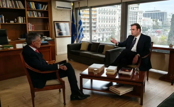 Νίκος Ευαγγελάτος: Βρισκόμαστε στο γραφείο του Υπουργού Οικονομικών, του κ. Πιερρακάκη - ευχαριστούμε πάρα πολύ για αυτή τη συνέντευξη - του Υπουργού Οικονομικών και ταυτόχρονα Πρόεδρου του Eurogroup. Κυριάκος Πιερρακάκης: Καλησπέρα σας κύριε Ευαγγελάτε. Είναι μεγάλη μου χαρά να σας υποδέχομαι. Νίκος Ευαγγελάτος: Έχουμε πάρα πολλά να πούμε. Είμαστε στη μέση του πολέμου. Θα μου επιτρέψετε, όμως, να ξεκινήσω από κάτι, σημειολογικό περισσότερο. Επειδή ταλαιπωρηθήκαμε πάρα πολύ ως χώρα όλο το προηγούμενο διάστημα των μνημονίων, θέλω να σταθώ στη στιγμή που χτύπησε το καμπανάκι στην αίθουσα του Eurogroup και δεν ήταν κάποιος από αυτούς που για την Ελλάδα ήταν πρόσωπα…πώς να το πω… δύσκολα…. αλλά Πρόεδρος του Eurogroup ήταν ο Έλληνας Υπουργός Οικονομικών. Πώς το βιώσατε εσείς; Κυριάκος Πιερρακάκης: Η αλήθεια είναι ότι η συγκίνηση ήταν μεγάλη και αποκρυσταλλωνόταν σε όλη αυτή την εμπειρία, την εθνική εμπειρία εγώ θα πω, κύριε Ευαγγελάτε, όλα αυτά που περάσαμε ως λαός. Και βέβαια, από τη μία, είναι μία μεγάλη τιμή - όπως την περιγράφω - και συγκίνηση. Από την άλλη, είναι πολύ μεγάλη η ευθύνη και ξέρετε κάτι; Ξέρω πολύ καλά - εγώ θα πω το ξέρω στο πετσί μου - η ευθύνη αυτή προσωποποιείται. Προσωποποιείται σε κάθε Ελληνίδα, σε κάθε Έλληνα, σε κάθε οικογένεια. Είναι μια σωρευτική προσπάθεια που έχει γίνει όλα αυτά τα χρόνια. Γονατίσαμε ως χώρα, σηκωθήκαμε όρθιοι. Και η ευθύνη τώρα αυτή, πλέον λόγω του ρόλου, δεν προσωποποιείται μόνο σε κάθε Ελληνίδα και σε κάθε Έλληνα, προσωποποιείται και σε κάθε Ευρωπαίο. Πολλά πράγματα έχουν αργήσει να γίνουν όλα αυτά τα χρόνια. Έχουμε καθυστερήσει δραματικά να πάρουμε κάποιες σωστές αποφάσεις, κάποιες σωστές επιλογές. Ήρθε η ώρα να το κάνουμε τώρα. Και να το κάνουμε με ταχύτητα. Νίκος Ευαγγελάτος: Και ως Ευρώπη… Κυριάκος Πιερρακάκης: Ως Ευρώπη, βέβαια. Αυτό είναι το ζητούμενο αυτής της εκλογής. Υπάρχει ένας ισχυρός συμβολισμός στο να επιλέγουν οι Ευρωπαίοι εταίροι μας έναν Έλληνα Υπουργό Οικονομικών για αυτή τη θέση. Είναι μια μεγάλη αναγνώριση, απέναντι στον ελληνικό λαό κυρίως. Αλλά από εκεί και πέρα, όπως σας είπα, είναι και μια πολύ μεγάλη ευθύνη. Νίκος Ευαγγελάτος: Θα έρθω σε λίγο σε αυτά που πρέπει να γίνουν και έχουν καθυστερήσει, γιατί θέλω να ξεκινήσω από αυτό που νομίζω όλοι που μας παρακολουθούν, περιμένουν να ακούσουν. Είμαστε στη μέση ενός πολέμου, ενός πολέμου που τον έχουμε αισθανθεί και αρκετά κοντά μας - και γεωγραφικά - αλλά τον έχουμε αισθανθεί ακόμα πιο κοντά μας οικονομικά, με τις επιπτώσεις που ήδη βιώνουμε, πληρώνουμε. Σχεδιάζονται κάποια μέτρα και σε ευρωπαϊκό επίπεδο, και σε επίπεδο Ελληνικής Κυβέρνησης. Κυριάκος Πιερρακάκης: Να πω καταρχήν ότι δεν είμαστε εκεί που ήμασταν στο παρελθόν. Είμαστε σε μια περίοδο…αν δούμε από το ‘19 και μετά την πυκνότητα των γεγονότων… υπάρχει ένα ρητό που λέει ότι «υπάρχουν δεκαετίες που δεν συμβαίνει τίποτα και υπάρχουν εβδομάδες μέσα στις οποίες συμβαίνουν δεκαετίες». Αυτό βιώσαμε. Πανδημία, εισβολή της Ρωσίας στην Ουκρανία…αυτό που συμβαίνει τώρα στη Μέση Ανατολή, πληθωριστικά επεισόδια, αύξηση στο κόστος ενέργειας...όλα αυτά, όμως, μας έκαναν να χτίσουμε δυνατότητες. Και εθνικές και ευρωπαϊκές. Υπάρχει εργαλειοθήκη, δηλαδή, για το συγκεκριμένο που με ρωτάτε του 2022. Ήδη, δηλαδή, έχουμε κάποια μέτρα τα οποία μπορούμε να εξετάσουμε, καταρχήν εμείς ως Ελλάδα. Και να πω εδώ ότι πλέον έχουμε τις δυνατότητες, έχουμε το βάρος το οικονομικό του προϋπολογισμού για να μπορούμε να εξετάσουμε αυτά τα μέτρα, για να μπορεί να πει ο Πρωθυπουργός, για να μπορώ να πω εγώ ως Υπουργός Οικονομικών, κανένας δεν θα μείνει μόνος του μέσα στην κρίση. Θα είμαστε δίπλα σε κάθε Ελληνίδα, σε κάθε Έλληνα, σε κάθε επιχείρηση. Μπορούμε να το πούμε αυτό σήμερα. Αλλά από εκεί και πέρα πρέπει να μπορέσει, αν μιλάμε για μια κρίση η οποία θα είναι πιο διαρκής και πιο βαθιά, να το πει και η Ευρώπη, όχι μόνο η Ελλάδα. Είμαστε ακόμη σε ένα πέπλο αβεβαιότητας για τη διάρκεια της κρίσης και για το βάθος της. Σίγουρα, όμως, έχουμε τα αντανακλαστικά, είμαστε από πάνω από το πρόβλημα. Το παρακολουθούμε διαρκώς, βλέπουμε τι συμβαίνει στο πεδίο. Το αν τα Στενά του Ορμούζ θα μείνουν κλειστά για λίγες ακόμη μέρες ή για ένα μεγαλύτερο διάστημα, θα καθορίσει το εύρος και το βάθος της παρέμβασης. Εγώ αυτό που μπορώ να πω σήμερα, όπως λέει και ο Πρωθυπουργός, θα είμαστε εκεί για να στηρίξουμε την κάθε οικογένεια και τον κάθε συμπολίτη μας. Νίκος Ευαγγελάτος: Εγώ θα επιμείνω λίγο να το κάνω πρακτικό αυτό το θέμα. Έχει ανοίξει από χθες -γιατί υπήρξε αναφορά και του Πρωθυπουργού - δεν θα έλεγα συζήτηση…αλλά έχει τεθεί το θέμα του ειδικού φόρου κατανάλωσης στα καύσιμα. Τα καύσιμα είναι αυτά που δέχονται πρώτα τις αυξήσεις και αυτά που, το ξέρουμε όλοι, αφορούν οριζοντίως και καθέτως την οικονομία μας. Υπάρχει θέμα μείωσης του Ειδικού Φόρου Κατανάλωσης; Κυριάκος Πιερρακάκης: Ο Πρωθυπουργός ανέφερε τον Ειδικό Φόρο Κατανάλωσης ως ένα παράδειγμα μέτρου το οποίο θα προκύψει στο πλαίσιο μιας ευρωπαϊκής και συντονισμένης προσπάθειας. Δηλαδή, να το πω κάθετα, αυτό είναι ένα μέτρο το οποίο χωρίς ευρωπαϊκές ευελιξίες, δεν θα μπορούσε να υλοποιηθεί. Χωρίς ευρωπαϊκές ευελιξίες, όμως, μπορούμε να κάνουμε άλλα μέτρα. Όπως, π.χ, εκείνα τα οποία κάναμε το 2022, να το πω ευθέως, τα πιο στοχευμένα. Μέτρα όπως ένα fuel pass, το οποίο έρχεται να στηρίξει τους πιο ευάλωτους, εκείνους που το έχουν περισσότερο ανάγκη. Νίκος Ευαγγελάτος: Έρχεται, όντως; Κυριάκος Πιερρακάκης: Εγώ θα πω ότι δεν είμαστε ακόμα εκεί. Γιατί; Γιατί πρέπει να παρατηρήσουμε τη διάρκεια και το βάθος της κρίσης. Ήδη είμαστε, τέταρτη μέρα τώρα, το πετρέλαιο είναι πάνω από τα 100 δολάρια το βαρέλι. Θα χρειαστούμε αρκετές ακόμη ημέρες για να μπορέσουμε να πούμε… Νίκος Ευαγγελάτος: …πόσες περίπου μέρες…; Κυριάκος Πιερρακάκης: …αυτό δεν θα μπορούσα να το πω ακόμη γιατί δεν είναι μόνο η διάρκεια των ημερών, είναι και η προοπτική των ημερών μετά. Αν καταλάβεις ότι αυτό ήρθε για να μείνει, παρεμβαίνεις - να το πω έτσι. Άρα, έχει και ποιοτικά χαρακτηριστικά, όχι μόνο ποσοτικά χαρακτηριστικά το πώς θα αποφασίσουμε. Είμαστε από πάνω κάθε ώρα. Και ξέρετε, είμαστε και σε ένα γεγονός, κύριε Ευαγγελάτε, το οποίο αλλάζει μέσα στην ίδια ημέρα. Εγώ θυμάμαι την προηγούμενη Δευτέρα που είχαμε Eurogroup που ξεκινήσαμε να συζητάμε το θέμα οι Υπουργοί Οικονομικών, η μέρα ξεκίνησε με το πετρέλαιο να είναι στα 110 και η μέρα τελείωσε με το πετρέλαιο να κάτω από τα 90…άλλαζε. Δεν μπορώ να πω τι λέγαμε, όπως ξέρετε. Αυτό παραβιάστηκε κατά το παρελθόν και έχει μείνει, μάλιστα από Έλληνα συνάδελφο… Νίκος Ευαγγελάτος Δεν παίρνετε κασετοφωνάκι… Κυριάκος Πιερρακάκης: …δεν θα μπούμε σε αυτά, λοιπόν. Αυτό που μπορώ να πω είναι ότι το λεξιλόγιο άλλαζε μέσα στην ημέρα, η ένταση του πώς μιλάγαμε για το θέμα. Άρα, θα λάβουμε μέτρα αν χρειαστεί; Ναι. Σε πρώτο επίπεδο για μια κρίση πιο βραχεία, μια κρίση μικρότερου βάθους, τα μέτρα αυτά θα βαρύνουν αμιγώς εμάς, τον εθνικό μας προϋπολογισμό, εάν χρειαστεί. Αν, όμως, μιλάμε για κάτι μακρύτερης διάρκειας, είναι αυτό που είπε ο Πρωθυπουργός, τότε θα χρειαστούν ευρωπαϊκές ευελιξίες, τότε θα χρειαστούν ευρωπαϊκές παρεμβάσεις. Νίκος Ευαγγελάτος: Ακούμε εκτός από τις τιμές των καυσίμων, για τα λιπάσματα, για παράδειγμα, για την καλλιέργεια των προϊόντων, δηλαδή για την πρωτογενή παραγωγή. Πότε εκτιμάτε ότι θα κρίνετε ότι χρειάζονται ή δεν χρειάζονται μέτρα; Αν περάσει άλλη μια εβδομάδα; Άλλος ένας μήνας; Κυριάκος Πιερρακάκης: Εγώ δεν θα σας σχολιάσω τον χρόνο, όπως σας είπα αμέσως. Κοιτάμε τη διάρκεια. Αυτό που θα σας πω είναι ότι μιλάμε για τρία είδη παρεμβάσεων. Κοιτάζεις τα στοχευμένα μέτρα τα οποία αφορούν το κάθε νοικοκυριό. Κοιτάζεις μέτρα όπως αυτά τα οποία υπονοεί αυτή σας η ερώτηση. Είναι το λεγόμενο pass-through στον πληθωρισμό. Δηλαδή, αυξάνεται, για παράδειγμα το κόστος ενέργειας και αυτό φτάνει στα λιπάσματα, φτάνει στα άλλα προϊόντα και έχει συνολική πληθωριστική επίπτωση στην οικονομία. Και υπάρχει και η διάσταση η ευρωπαϊκή του να πάμε πλέον να δούμε αν μπορούμε να κάνουμε κάτι με έναν ευρύτερο ευρωπαϊκό συντονισμό, εάν και εφόσον αυτό χρειαστεί. Είναι αυτή η τριπλέτα, να το πω έτσι. Αυτή τη στιγμή είμαστε πάνω από το πρόβλημα στο να δούμε πόσο θα διαρκέσει και πόσο βαθύ θα είναι. Αν μου λέγατε να αναφέρω δύο στοιχεία τα οποία για μένα είναι καθοριστικά, αυτά θα ήταν τα εξής: Το πρώτο είναι καθ' αυτά τα Στενά του Ορμούζ, το αναφέρετε συχνά, σας έχω ακούσει να το λέτε και ο ίδιος. Η βασική μεταβλητή είναι το για πόσο καιρό θα είναι κλειστά τα Στενά. Το δεύτερο είναι το εξής: Τι λένε πολλοί ειδικοί; Και σήμερα αν έληγε το πρόβλημα…πείτε ότι σήμερα λέγαμε ότι ολοκληρώθηκε η κρίση στη Μέση Ανατολή...οι ειδικοί εκτιμούν ότι θα χρειαστούν περίπου δύο μήνες για να επανέλθουμε στην προηγούμενη κατάσταση. Δηλαδή, εκεί που ήμασταν πριν η κρίση ξεκινήσει. Άρα, ήδη έχουμε επιπτώσεις. Πλέον, όμως, η Ελλάδα έχει άλλη φωνή στην Ευρώπη. Έχει άλλο βάρος στην Ευρώπη για να πιέσει να ληφθούν πρωτοβουλίες. Ο Πρωθυπουργός το έχει αποδείξει αυτό ο ίδιος, κύριε Ευαγγελάτε, στο παρελθόν. Εγώ θέλω να πω ότι έχω δει τον Κυριάκο Μητσοτάκη να παρεμβαίνει, είτε είναι η πανδημία, είτε είναι η ενεργειακή κρίση, είτε είναι το Ταμείο Ανάκαμψης, είτε είναι τώρα, αυτό το οποίο συνέβη στην Κύπρο. Ήμασταν οι πρώτοι οι οποίοι στείλαμε στρατιωτική συμβολή. Ο πιο σκληρός κριτής της Κυβέρνησης δεν θα μπορούσε να μου απαντήσει επαρκώς σε αυτό το οποίο μόλις σας είπα, ούτε θα μπορούσε να το παραγνωρίσει. Και τώρα λοιπόν, αν -υπογραμμίζω τη λέξη ‘αν’ - αν ο Πρωθυπουργός, η Κυβέρνηση, κρίνουμε ότι πρέπει να γίνει κάποια πρωτοβουλία εθνική - καταρχάς - ή κάποια πρωτοβουλία ευρωπαϊκή, να είστε βέβαιος, να είναι βέβαιοι όσοι μας βλέπουν αυτή τη στιγμή και έχουν τις αγωνίες τους, θα είμαστε εκεί. Νίκος Ευαγγελάτος: Ακόμα και με αυτό που λέμε, έτσι έχουμε μάθει να το λέμε εμείς, με ρήτρα διαφυγής. Και μιλώ πια για πανευρωπαϊκό επίπεδο, δηλαδή, στην ουσία με χαλάρωση των δημοσιονομικών υποχρεώσεων που έχουν οι ευρωπαϊκές χώρες… Κυριάκος Πιερρακάκης: Η ρήτρα διαφυγής τι είναι; Να πω εδώ το 2022 δεν υπήρχε ρήτρα διαφυγής. Υπήρχε μάλλον η λεγόμενη γενική ρήτρα διαφυγής όταν λάβαμε τα ενεργειακά μέτρα τότε στην Ουκρανία, το General Escape Clause. Η ρήτρα διαφυγής έχει να κάνει με το αν σε αφήνει η Ευρώπη να ξοδέψεις από τα δικά σου λεφτά. Πάλι για τα δικά σου λεφτά μιλάμε όταν λέμε ρήτρα διαφυγής. Έτσι, η ρήτρα διαφυγής για την Άμυνα, για παράδειγμα, την οποία και εγώ ως Υπουργός Οικονομικών ζήτησα από την Ευρωπαϊκή Ένωση στο πλαίσιο το δικό μας, τί ήταν; Ευελιξίες να μπορούμε να ξοδέψουμε παραπάνω χρήματα για την Άμυνα. Αντιστοίχως, λοιπόν, τώρα αυτό είναι ένα δυνητικό μέτρο από το ευρωπαϊκό «μενού». Εγώ δεν θα σας πω ακόμα ποια θα είναι αυτά τα μέτρα, γιατί είτε σε εθνικό είτε σε ευρωπαϊκό επίπεδο, απαντάς στο πρόβλημα που έχεις στο πεδίο. Εδώ είναι τέτοια η φύση του προβλήματος, είναι τέτοια η αβεβαιότητα του προβλήματος. Πρέπει να δούμε τη στιγμή που θα παρέμβουμε με δεδομένο το πόσα χρήματα έχουμε, με δεδομένες και τις δυνατότητές μας. Διαλέγεις τη στιγμή, διαλέγεις χειρουργικά την παρέμβαση. Νίκος Ευαγγελάτος: Έχουμε δυνατότητες; Κυριάκος Πιερρακάκης: Ναι, έχουμε. Και αυτή είναι η διαφορά, αυτή είναι όλη η διαφορά. Μετά από τόσα χρόνια, η Ελλάδα δεν είναι αυτή που ήταν. Μα γι' αυτό και έχουμε το βάρος αυτό το οποίο λέω πριν, σε ευρωπαϊκό επίπεδο. Γι' αυτό μας ακούνε όταν σηκώνει το χέρι του ο Έλληνας Πρωθυπουργός και λαμβάνει μια πρωτοβουλία, τη λαμβάνει στο όνομα του ελληνικού λαού. Και τη λαμβάνει ακριβώς επειδή η ελληνική οικονομία δεν είναι πια αυτή που ήταν. Πριν 10 χρόνια η ελληνική οικονομία ήταν το πρόβλημα της Ευρώπης. Τώρα πλέον δεν είναι. Τώρα πλέον είναι μια χώρα η οποία έχει προβλήματα – αλίμονο- μας βλέπει κόσμος. Δεν ξέρουμε ότι ο κόσμος δυσκολεύεται σε πάρα πολλές περιπτώσεις στην καθημερινότητά του; Το ξέρουμε αλλά ο τρόπος που κερδίζονται αυτά τα στοιχήματα είναι μέρα-μέρα, εβδομάδα-εβδομάδα με ιδρώτα και με σηκωμένα μανίκια. Έτσι χτίζονται, είτε μιλάμε για χώρες, είτε μιλάμε για εταιρείες, είτε μιλάμε για οικογένειες. Τα προβλήματα λύνονται έτσι, με ιδρώτα και κόπο. Άρα, είμαστε μια Κυβέρνηση που είναι από πάνω από τα προβλήματα και προσπαθεί διαρκώς να βελτιώνει τη συνθήκη. Νίκος Ευαγγελάτος: Για να μη μείνουμε μόνο στον πόλεμο, τις επιπτώσεις και τα μέτρα - όποια είναι και όταν είναι. Να το δούμε συνολικά. Δημοσκοπικά, η Κυβέρνηση καταγράφει θετικά αποτελέσματα σε σχέση με τα υπόλοιπα κόμματα, μοιάζει βέβαια να είναι μακριά ακόμα από την αυτοδυναμία. Και το πρώτο πρόβλημα που η κοινωνία φαίνεται ότι έχει και αντιμετωπίζει είναι η ακρίβεια. Τι θα κάνετε γι' αυτό πέραν του πόλεμου; Ο πόλεμος την κάνει ακόμα χειρότερη. Κυριάκος Πιερρακάκης: Δύο σχόλια σε αυτό που λέτε. Πρώτα θέλω να σχολιάσω το Δημοσκοπικό. Το έχω πει ξανά και θέλω να το επαναλάβω γιατί το πιστεύω βαθιά. Αν μου έλεγε κανείς, πριν γίνω Υπουργός το 2019, ότι θα μετείχα σε μια Κυβέρνηση η οποία μετά από χρόνια μεγάλης πολιτικής αστάθειας, θα διένυε τη δεύτερη θητεία της και θα ήταν πρώτη στις δημοσκοπήσεις με 15 περίπου μονάδες από οποιοδήποτε άλλο κόμμα, θα έλεγα ότι αυτό, όπως συμβαίνει, δεν έχει επαναληφθεί, δεν θα πω στη Μεταπολίτευση…Πολλά χρόνια πίσω είχαμε δύο φορές στον 20ο αιώνα, αν θυμάμαι καλά, τρεις θητείες του ίδιου κόμματος, αλλά με πολύ μεγαλύτερες πολιτικές εναλλαγές. Βιώνουμε μια περίοδο σταθερότητας. Και πιστεύω ότι ο κόσμος θα πάει στην κάλπη, κύριε Ευαγγελάτε, το ’27 και με αυτό το κριτήριο. Γιατί; Φανταστείτε μια συνθήκη που πρέπει να λάβεις μια απόφαση σε ώρες, σε λεπτά. Το καταλαβαίνει αυτό ο κόσμος που μας βλέπει. Εισβολή στον Έβρο. Ο Κυριάκος Μητσοτάκης έπρεπε να πάρει αποφάσεις σε λεπτά, σε δευτερόλεπτα. Μια τρικομματική Κυβέρνηση, με δεδομένη τη σύνθεση της Βουλής σήμερα, ας πούμε. Πώς θα λάβει ακριβώς αυτή την απόφαση; Ζούμε σε μια φάση πολυκρίσεων. Συμβαίνουν πράγματα ανά εβδομάδα, ανά μήνα. Το συμφέρον του κόσμου είναι το «γήπεδο» να είναι σταθερό, να μην «κουνιέται», για να μπορούν τα πράγματα να πηγαίνουν καλύτερα με δυσκολίες - εγώ θα πω - κάθε εβδομάδα. Άρα, αυτό το ξέρουμε και το ξέρουμε πάρα πολύ καλά. Νίκος Ευαγγελάτος: Πώς θα το κάνετε πράξη; Αντιλαμβάνομαι τι λέτε…αλλά πώς αυτό πέρασε στην κοινωνία…; Κυριάκος Πιερρακάκης: Λοιπόν, γυρνάμε τώρα στο θέμα της ακρίβειας που με ρωτήσατε. Καταρχήν. Το Υπουργείο Ανάπτυξης κάνει πολλούς ελέγχους για την πάταξη της αισχροκέρδειας. και λαμβάνει μέτρα για να μπορεί να ελέγχει τα πράγματα στο πεδίο, ακόμη και το πρόσφατο μέτρο για το πλαφόν, αυτό το χαρακτήρα έχει αν θέλετε. Αυτό είναι ένα κομμάτι. Στην ΔΕΘ ο Πρωθυπουργός και εμείς ως Υπουργείο Οικονομικών τί κάναμε; Κάναμε τη μεγαλύτερη φοροαπαλλαγή που έχει γίνει από το 1974 και μετά. Αντί να κάνουμε αυτό που έλεγε η Αντιπολίτευση. Τι ζητούσε η Αντιπολίτευση; Μιλούσε πάρα πολύ για τους έμμεσους φόρους. Ξέραμε ότι έμμεσοι φόροι, όμως, 19% φτάνει στον κόσμο έτσι όταν μειώνεις το ΦΠΑ. Τα περισσότερα τα κρατάει η ίδια η επιχείρηση. Εμείς πήγαμε και δώσαμε χρήματα σε κάθε ελληνική οικογένεια με έμφαση στους πολύτεκνους, με έμφαση στα νέα παιδιά. Γύρισαν για μια οικογένεια που έχει τέσσερα παιδιά, για τον πατέρα και τη μητέρα, γύρισαν δύο μισθοί για τον καθένα πίσω με τη μορφή φοροαπαλλαγής. Και επειδή ακούω και για τους δημοσίους υπαλλήλους, τον 13ο, τον 14ο μισθό, είμαστε η πρώτη Κυβέρνηση εδώ και 14 χρόνια που έδωσε αυξήσεις στους δημοσίους υπαλλήλους, 3,3 δισ. ευρώ είναι το ποσό, κύριε Ευαγγελάτε, από το ‘23 μέχρι το ’26…το οποίο αν βάλουμε κάτω τα 3,3 δισ. ευρώ και τα διαιρέσουμε με τον αριθμό των δημοσίων υπαλλήλων, πρακτικά έχουμε ήδη δώσει το 13ο και το 14ο το μισθό, με άλλον τρόπο, όχι ισοκατανεμημένα. Άρα τι κάνουμε; Ποια είναι η στρατηγική εδώ, να το πω απλά; Ενισχύεις το διαθέσιμο εισόδημα, με κάθε τρόπο. Έχουμε μειώσει από το ‘19 και μετά, αν δεν κάνω λάθος, 83 φόρους και εισφορές. Το λέω αυτό γιατί ακούω πάρα πολύ συχνά, ξέρετε, και την κατηγορία επιδομάτων ή άλλων πραγμάτων που διαρθρώνονται. Έχουμε και μια επιλογή ως Κυβέρνηση να στηρίζουμε εκείνους που χρειάζεται με κάθε τρόπο - 250 ευρώ μόνιμη στήριξη των συνταξιούχων, ένα ενοίκιο πίσω στο 80% των ενοικιαστών. Νίκος Ευαγγελάτος: Για τις οικογένειες τις αδύναμες, για τις οικογένειες που μπορεί αυτή τη στιγμή να κινδυνεύουν να χάσουν τα σπίτια τους, για αυτούς που βρίσκονται πραγματικά κάτω από τη γραμμή, έχετε κάτι; Σχεδιάζετε κάτι; Κυριάκος Πιερρακάκης: Λοιπόν, πάμε σε αυτό. Κατ' αρχήν, εδώ να πω, έχουν γίνει και άλλα μέτρα πριν από αυτά τα οποία σας ανέφερα. Δύο πολύ σύντομες παρατηρήσεις σε αυτό για να πάω και σε κάτι καινούργιο. Εξωδικαστικός μηχανισμός. Διευρύναμε τα όρια στον εξωδικαστικό μηχανισμό, το ξέρετε πάρα πολύ καλά, τα διπλασιάσαμε σχεδόν. Γίνονται υπαγωγές, 2.000 το μήνα. Και ξέρετε κάτι, δεν είναι στατιστικό στοιχείο αυτό. Επειδή μιλάμε με πολύ κόσμο. Είναι 2.000 ιστορίες. Είναι 2.000 οικογένειες, οι οποίες βλέπουν λύσεις στο πρόβλημά τους, επειδή σκεφτήκαμε και διαμορφώσαμε μια σωστή πολιτική για να μπορέσουν να στηριχθούν. Εμείς, δεν λέμε στον κόσμο «μην πληρώνετε». Να το πω απλά, δεν είμαστε του κινήματος, «δεν πληρώνω». Θέλουμε, ο κόσμος να βοηθηθεί όμως να πληρώσει. Και ξέρετε κάτι γενικότερα, αυτός είναι ο ρόλος των κυβερνήσεων, ο κόσμος μας ψηφίζει, όχι να του «κουνάμε το δάχτυλο». Μας ψηφίζει για να του δίνουμε το χέρι. Άρα, πρέπει να φτιάξουμε ένα πλαίσιο που να μπορεί να στηρίξει τον κόσμο. Με το ελβετικό φράγκο τι κάναμε; Επίσης, ένα θέμα το οποίο ξέρω ότι σας είχε απασχολήσει. Δείτε, τι έχει γίνει από τον Ιανουάριο. Έχει χειροτερέψει η ισοτιμία στο 3%. Τι σημαίνει αυτό; Ότι αν δεν είχαμε κάνει την παρέμβαση και καλώ όσους δεν έχουν μπει στην παρέμβαση που έχουμε κάνει, να το εξετάσουν να το κάνουν τώρα, γιατί θα είχε αυξηθεί το χρέος τους κατά τόσο. Άρα, αυτές είναι παρεμβάσεις που γίνονται. Πάμε, σε μια καινούργια παρέμβαση. Εξωδικαστικός μηχανισμός. Θέλουμε, να μετατρέψουμε, να καταστήσουμε τον Εξωδικαστικό Μηχανισμό σαν ένα αποτελεσματικό εργαλείο προστασίας της πρώτης κατοικίας. Τι εννοώ με αυτό. Σήμερα, δεν μπορείς να ξεχωρίσεις την πρώτη σου κατοικία, όταν κάνεις την επαγωγή στον εξωδικαστικό από όλη την υπόλοιπη περιουσία σου, από όλα τα υπόλοιπα εισοδήματά σου. Και έτσι καταλήγει το κούρεμα να είναι μικρότερο από ό,τι θα ήθελες, υπό προϋποθέσεις και η δόση να είναι αρκετά μεγαλύτερη. Είχαμε λάβει λοιπόν οι συνεργάτες μου και εγώ το εξής σχόλιο από πολλούς. Μας λένε ότι «εγώ θέλω να προστατέψω το σπίτι μου, την πρώτη μου κατοικία. Όχι τα πάντα, τα άλλα μπορεί να θέλω να τα ρευστοποιήσω. Εγώ. Δικιά μου επιλογή, για να πληρώσω τα χρέη μου γρηγορότερα και να σταθώ στα πόδια μου ως άνθρωπος και ως οικογένεια». Δεν υπήρχε αυτή η δυνατότητα μέχρι σήμερα. Λοιπόν, θα τη δώσουμε. Τι σημαίνει αυτό; Θα μπορείς, αν θες να μπεις στον Εξωδικαστικό, να πεις «εγώ θέλω να προστατέψω το σπίτι μου, την πρώτη μου κατοικία. Τελεία». Νίκος Ευαγγελάτος: Άρα, θα εξαιρείτε από τον εξωδικαστικό συμβιβασμό τα υπόλοιπα περιουσιακά στοιχεία πλην της πρώτης κατοικίας. Κυριάκος Πιερρακάκης: Και τονίζω, εφόσον εσύ το επιθυμείς. Εφόσον εσύ το διαλέγεις. Νίκος Ευαγγελάτος: Να ζητήσω τη διευκρίνιση. Λέτε, λοιπόν ότι εξαιρούνται τα υπόλοιπα πλην της πρώτης κατοικίας. Με ποιο τρόπο θα εξαιρούνται τα υπόλοιπα; Κυριάκος Πιερρακάκης: Τα υπόλοιπα στοιχεία, εφόσον εσύ κάνεις αυτή την επιλογή, εκπλειστηριάζονται και ρευστοποιούνται. Νίκος Ευαγγελάτος: Εξαιρούνται άρα από την περιουσία σου, άρα η δόση που θα σου βγαίνει θα είναι μικρότερη. Κυριάκος Πιερρακάκης: Ακριβώς. Νίκος Ευαγγελάτος: Η διαδικασία αυτή θα είναι γρήγορη; Γιατί, οι πλειστηριασμοί μπορεί να καθυστερούν, δηλαδή, θα υπάρχει τρόπος να γίνουν άμεσα; Κυριάκος Πιερρακάκης: Η διαδικασία αυτή θα είναι εξαιρετικά γρήγορη και εγώ θέλω εδώ να τονίσω, ότι αυτό είναι κάτι το οποίο μας το ζητάει ο κόσμος εδώ και πάρα πολύ καιρό. Διαπιστώσαμε, δηλαδή, ότι ενώ βελτιώναμε διαρκώς τα στοιχεία του Εξωδικαστικού, το πλαίσιο, όπως σας είπα, αυξάναμε τα όρια, τα διευρύναμε, ερχόταν κόσμος και μας ζητούσε αυτό το εργαλείο, γιατί αισθάνονται ότι με τον νόμο Κατσέλη, 16 χρόνια μετά ακόμα στα δικαστήρια είναι. Άρα, ήθελαν κάτι το οποίο να είναι ουσιαστική στήριξη, ουσιαστική παρέμβαση για έναν κόσμο που πράγματι θέλει να πληρώσει και να σταθεί στα πόδια του. Νίκος Ευαγγελάτος: Να ξαναγυρίσω λίγο στο Eurogroup. Και σε αυτό που είπατε στην αρχή της κουβέντας, ότι υπάρχουν πράγματα στην Ευρώπη τα οποία έχουν καθυστερήσει και το νιώθουμε όλοι. Τι θέλετε να αφήσετε πίσω σας, όσο είστε Πρόεδρος του Eurogroup;Ποιο είναι το όραμά σας για την Προεδρία του Eurogroup, τι θέλετε να κάνετε όσο θα είστε σε αυτή τη θέση; Τι θέλετε να αφήσετε πίσω σας; Κυριάκος Πιερρακάκης: Εγώ θα σας πω ότι γενικά και να χρησιμοποιήσω μία φράση - πρέπει να θέσουμε την Ευρώπη σε κίνηση. Υπάρχουν πράγματα που τα συζητάμε χρόνια. Αυτά, ακούγονται και πολύ τεχνικά ενίοτε στον κόσμο, αλλά να πω ένα απλό παράδειγμα. Έχουμε 10 τρισεκατομμύρια σε καταθέσεις. Τις αξιοποιούμε αυτές τις καταθέσεις πανευρωπαϊκά για επενδύσεις, για να αυξηθεί η ανάπτυξη, για να φτάσει σε κάθε νοικοκυριό; Η απάντηση είναι όχι. Και ξέρετε, έχει ενδιαφέρον η λέξη που χρησιμοποιούν οι ευρωπαίοι τεχνοκράτες γι' αυτό. Χρησιμοποιούν στα αγγλικά τη λέξη "plumbing", τα υδραυλικά, ότι είναι προβληματικά τα υδραυλικά του Ευρωπαϊκού Οικονομικού Συστήματος. Αυτά, λοιπόν πρέπει να τα φτιάξουμε. Και εδώ και χρόνια συζητάμε, συζητάμε, συζητάμε. Ξέρετε, γενικά η Ευρώπη προόδευσε στις κρίσεις. Μεταβόλιζε κρίσεις σε αλλαγές. Τα πράγματα που συνέβησαν στην ελληνική κρίση χρέους δίδαξαν όλες τις κυβερνήσεις, έτσι ώστε όταν ήρθε ο COVID να μπορούν να αντιδράσουν άμεσα, να έχουν εργαλειοθήκη. Η εισβολή της Ρωσίας στην Ουκρανία και οι αυξήσεις στις τιμές της ενέργειας μάς έχουν δώσει τώρα μια εργαλειοθήκη για να μπορούμε να ανταποκριθούμε γρήγορα, εφόσον το πρόβλημα αυτό βαθύνει. Ναι, πλέον δεν τίθεται θέμα στρατηγικής για την Ευρώπη. Ξέρουμε, τι πρέπει να κάνουμε. Το ψηφιακό ευρώ, αυτό που λέμε την ενοποίηση, την αφαίρεση των εμποδίων, την Ένωση Κεφαλαιαγορών. Απλό παράδειγμα, τι σημαίνει Ένωση Κεφαλαιαγορών; Το ελληνικό χρηματιστήριο ήταν ανεξάρτητο. Τώρα έγινε κομμάτι του δικτύου της Euronext. Ήμουν στο Παρίσι να μιλήσω για το συνέδριό της. Άλλο πράγμα είναι για μια ελληνική επιχείρηση που είναι στο χρηματιστήριο να έχει ρευστότητα μόνο από τη χώρα μας και άλλο πράγμα να σε κοιτάει όλη η Ευρώπη και να μπορεί ανά πάσα στιγμή να επενδύσει σε εσένα. Αυτό εννοούμε. Υπάρχουν τεχνητά εμπόδια. Κάνουμε το ίδιο πράγμα 27 φορές. Αυτό δεν είναι λογικό κύριε Ευαγγελάτο. Νίκος Ευαγγελάτος: Να κλείσω ρωτώντας…μετά το Eurogroup, τι; Eίστε 42 ετών νομίζω, έτσι; Κυριάκος Πιερρακάκης: Εγώ θα έλεγα ότι αυτό που μας ενδιαφέρει είναι άλλο πράγμα αυτή τη στιγμή. Το εδώ και το τώρα. Νίκος Ευαγγελάτος: Ποια είναι η πολιτική σας φιλοδοξία; Κυριάκος Πιερρακάκης: Η φιλοδοξία μου είναι να είμαι χρήσιμος στη χώρα, στην Κυβέρνηση, στον Πρωθυπουργό και πάνω απ' όλα σε αυτούς που μας βλέπουν, στους πολίτες. Και να κάνουμε τη διαφορά, όχι ως άτομα, ως σύνολο στη ζωή τους. Πολιτική, σημαίνει να παρεμβαίνεις στην ανάγκη των πολιτών. Και αυτό είναι κάτι στο οποίο έχουν υπάρξει δραματικές καθυστερήσεις όλα αυτά τα χρόνια, στο να λύσουμε και προβλήματα που εκκρεμούσαν, και ως χώρα να μην ανταποκρινόμαστε καλά στις κρίσεις. Αυτό, λοιπόν προσπαθούμε να κάνουμε, και εγώ ως μέλος αυτής της Κυβέρνησης, είναι ακριβώς αυτό. Αυτή είναι η φιλοδοξία μου και αυτό είναι κάτι στο οποίο επιλέγω, να είμαι χρήσιμος σε όλους όσους μας βλέπουν. Νίκος Ευαγγελάτος: Σας ευχαριστώ πολύ κ. Υπουργέ. Κυριάκος Πιερρακάκης: Σας ευχαριστώ κι εγώ.