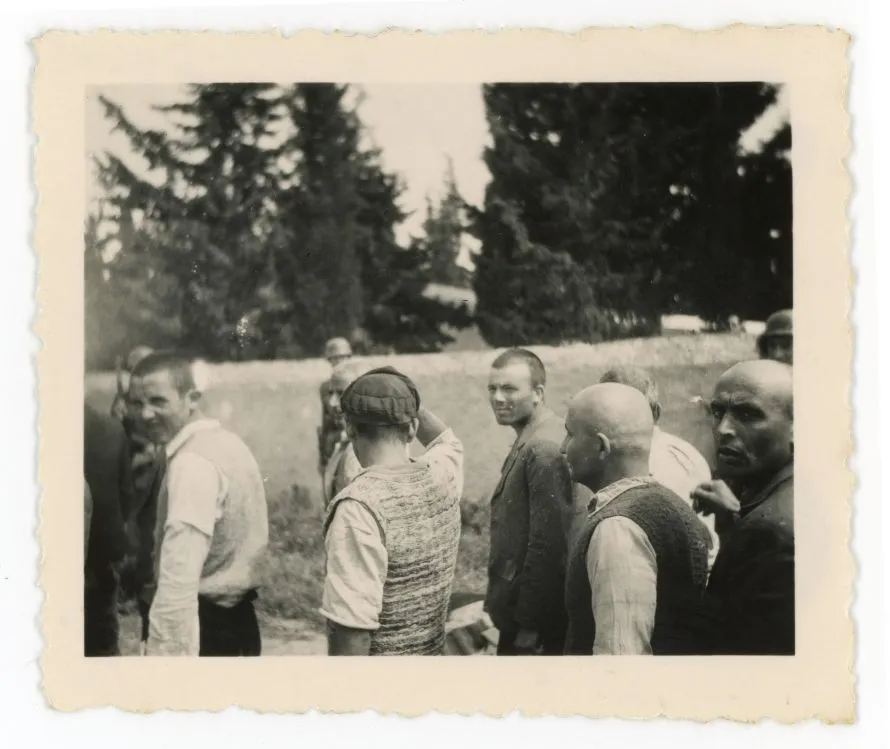 Παρουσιάστηκαν συγκλονιστικές φωτογραφίες-ντοκουμέντα από την εκτέλεση των 200 την Πρωτομαγιά του 1944 στην Καισαριανή