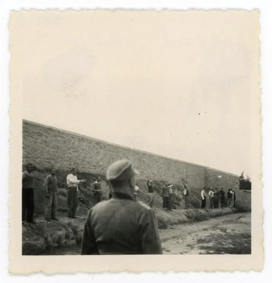 Παρουσιάστηκαν συγκλονιστικές φωτογραφίες-ντοκουμέντα από την εκτέλεση των 200 την Πρωτομαγιά του 1944 στην Καισαριανή