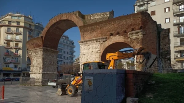 Θεσσαλονίκη: Γκρεμίστηκε το «τείχος της μουντζούρας» δίπλα από την Αψίδα του Γαλερίου
