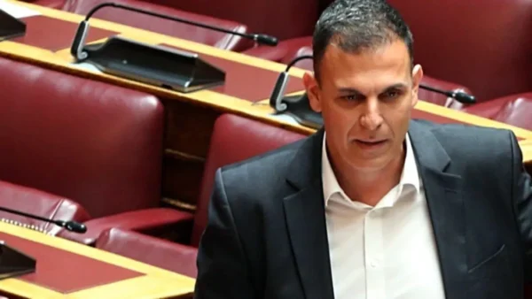 Γ. Καραμέρος: «Οι τράπεζες επιβάλλουν μηνιαίες συνδρομές σε όλους τους τραπεζικούς λογαριασμούς και η κυβέρνηση μετράει τα υπερκέρδη τους»