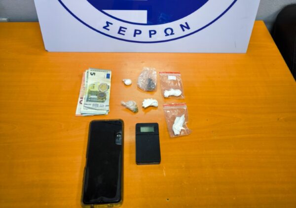 Σέρρες: Η Roxy ξετρύπωσε συσκευασίες με ηρωίνη, κοκαΐνη και χασίς μέσα σε σπίτι – Δύο συλλήψεις