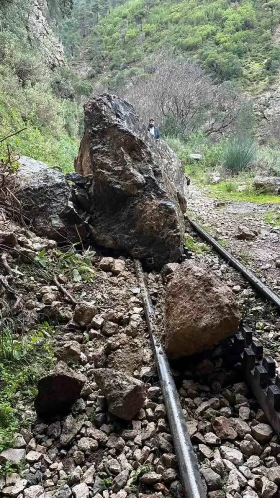 Κατολισθήσεις βράχων στις ράγες του Οδοντωτού - Ο αυξανόμενος κίνδυνος οδηγεί σε αναστολή της γραμμής