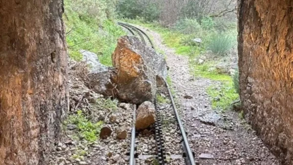 Κατολισθήσεις βράχων στις ράγες του Οδοντωτού - Ο αυξανόμενος κίνδυνος οδηγεί σε αναστολή της γραμμής