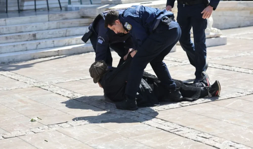 “Show” της Ελένης Λουκά στην κηδεία της Μαρινέλλας – Την πήραν… σηκωτή αστυνομικοί!