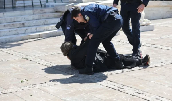 "Show" της Ελένης Λουκά στην κηδεία της Μαρινέλλας - Την πήραν... σηκωτή αστυνομικοί!