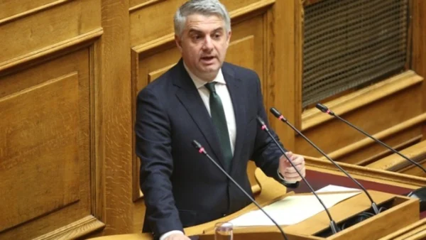 Ο Οδυσσέας Κωνσταντινόπουλος παραιτείται από βουλευτής μετά τη διαγραφή του και παραδίδει την έδρα του στο ΠΑΣΟΚ