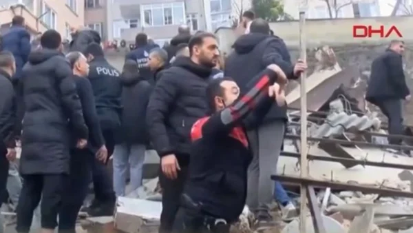 Κατέρρευσαν κτήρια στην Κωνσταντινούπολη – Πέντε άτομα ανασύρθηκαν από τα συντρίμμια