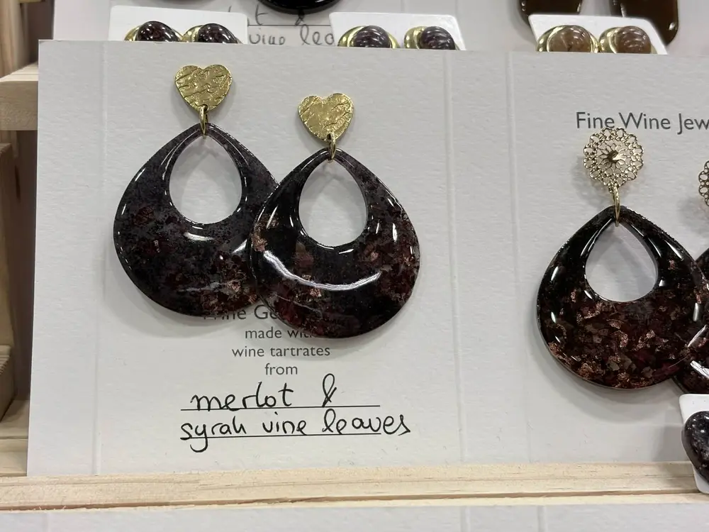 Κοσμήματα να τα πιεις στο ποτήρι: Σκουλαρίκι ...ξινόμαυρο και δαχτυλίδι μαλαγουζιά