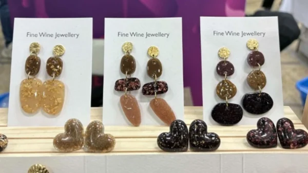 Κοσμήματα να τα πιεις στο ποτήρι: Σκουλαρίκι ...ξινόμαυρο και δαχτυλίδι μαλαγουζιά