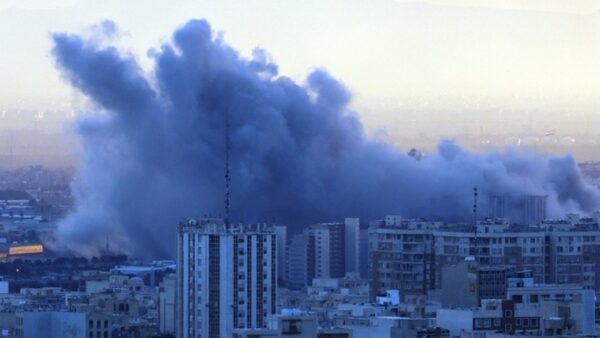 Ισραηλινά αεροπορικά πλήγματα «ευρείας κλίμακας» στο Ιράν – Τραυματίες στο Ισραήλ από ιρανικούς πυραύλους
