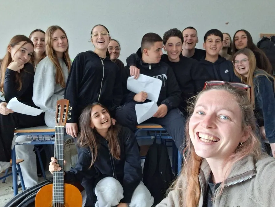  Μια κιθάρα, ένα τραγούδι κι ένα ηχηρό «όχι» από μαθητές του Γυμνασίου Πευκοχωρίου στη βία κατά των γυναικών και τον σχολικό εκφοβισμό