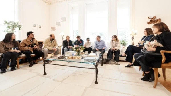 Συνάντηση Κυρ. Μητσοτάκη με Έλληνες που επαναπατρίστηκαν από τη Μέση Ανατολή μαζί με τα ζώα συντροφιάς τους