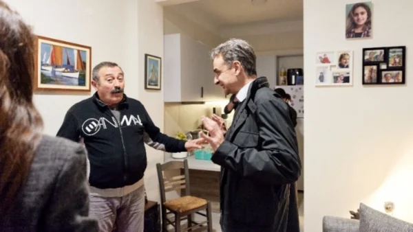 Θεσσαλονίκη: Επίσκεψη του Κυρ. Μητσοτάκη σε 63χρονο ωφελούμενο κοινωνικής κατοικίας