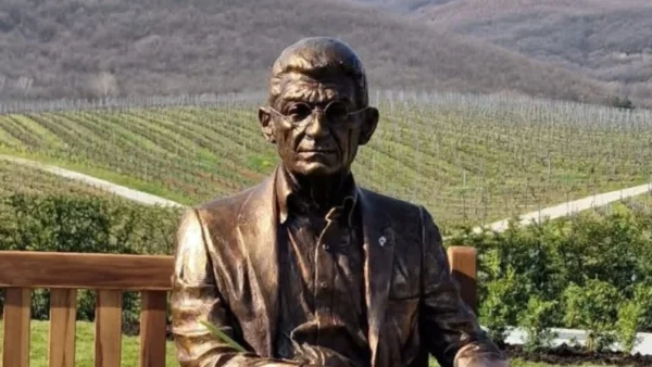 Ο κυρ-Γιάννης «επέστρεψε» στα αμπέλια του - Γλυπτό από ορείχαλκο στο κτήμα στη Νάουσα