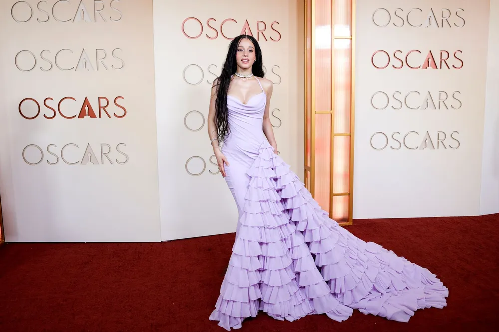 Οι εμφανίσεις που ξεχώρισαν στο κόκκινο χαλί της τελετής απονομής των Όσκαρ 2026