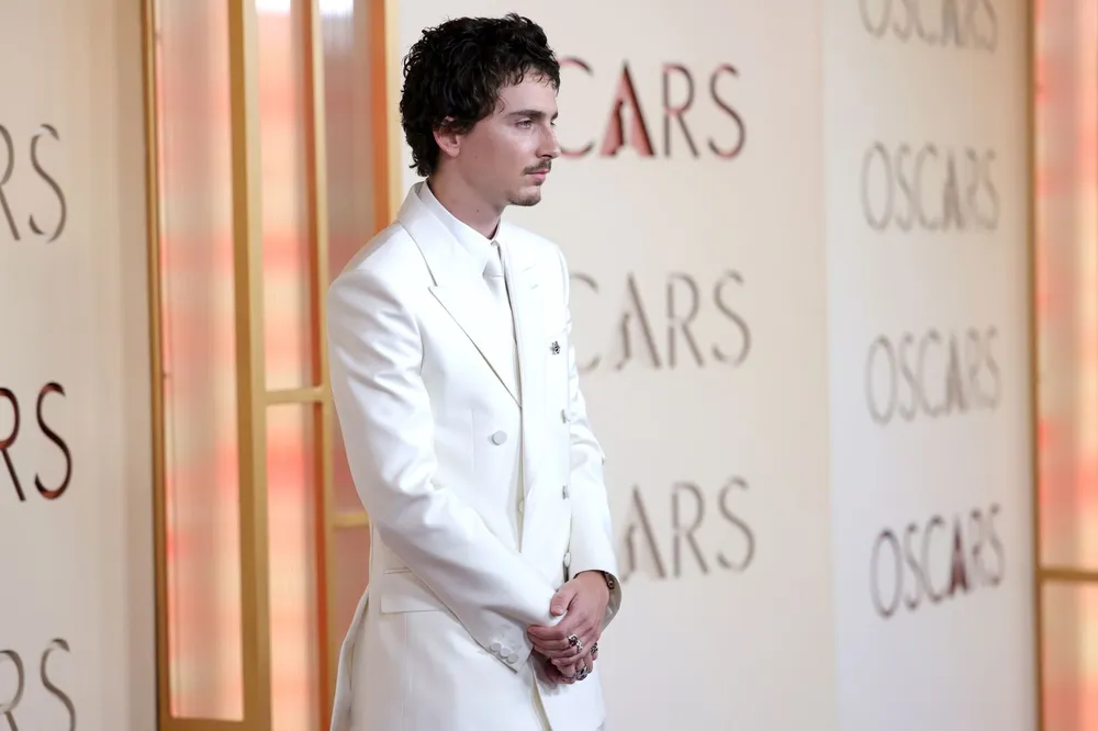 Οι εμφανίσεις που ξεχώρισαν στο κόκκινο χαλί της τελετής απονομής των Όσκαρ 2026