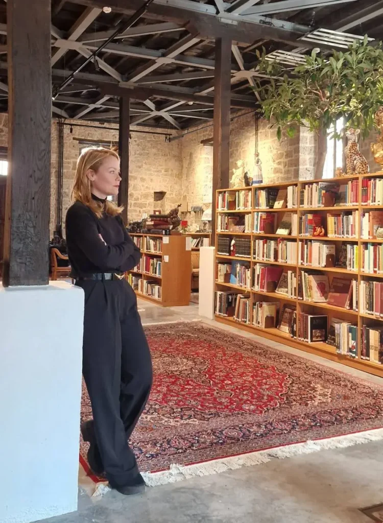 Συζήτηση σε καλλιτεχνικό χώρο.