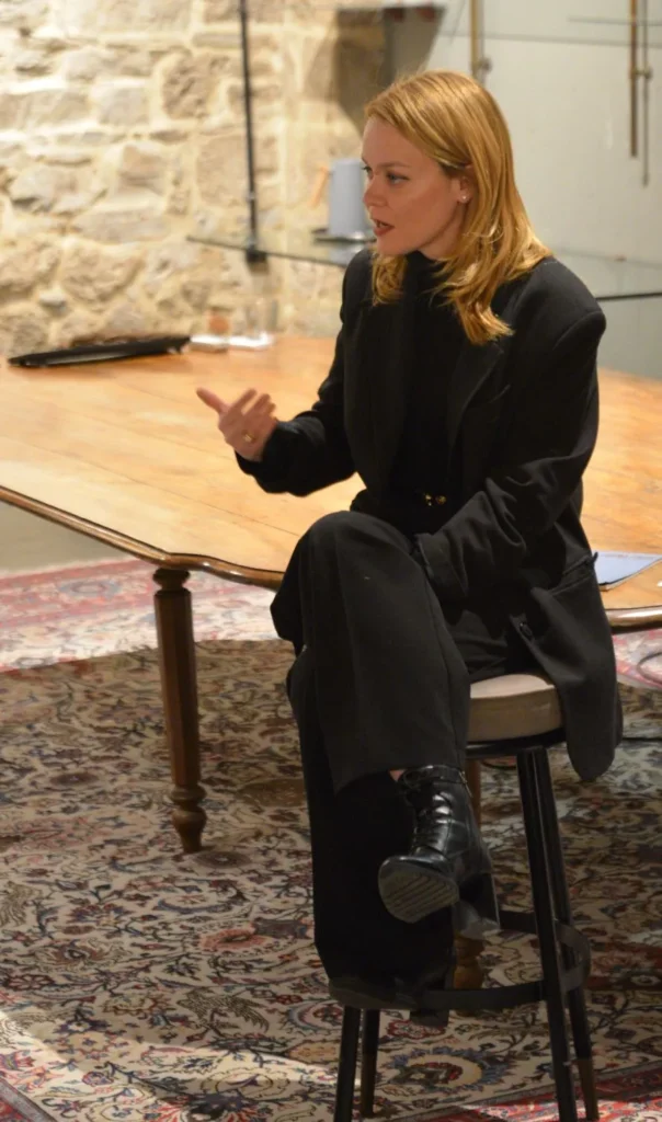 Συζήτηση σε καλλιτεχνικό χώρο.