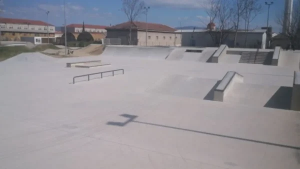 Τρίκαλα: Το Skate Park συγκεντρώνει καθημερινά δεκάδες νέες και νέους στη βάση μιας νέας πρακτικής εκγύμνασης και διασκέδασης