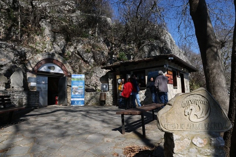Ιχνηλατώντας το μοναδικό Σπήλαιο του Δράκου στην Καστοριά