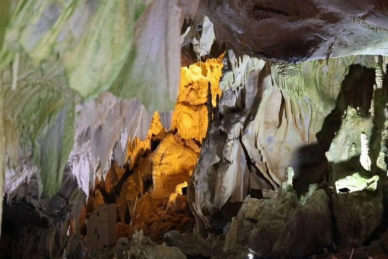 Ιχνηλατώντας το μοναδικό Σπήλαιο του Δράκου στην Καστοριά