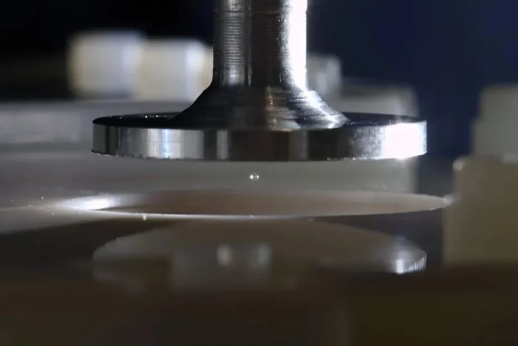 Επιστήμονες έλυσαν επιτέλους ένα τεράστιο μυστήριο σχετικά με τον στατικό ηλεκτρισμό – Το αόρατο στρώμα άνθρακα που αλλάζει τα πάντα