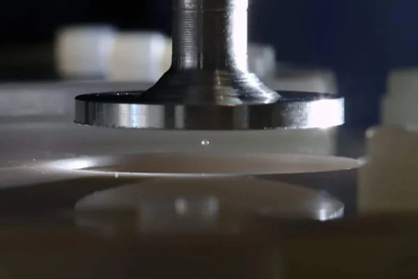 Επιστήμονες έλυσαν επιτέλους ένα τεράστιο μυστήριο σχετικά με τον στατικό ηλεκτρισμό – Το αόρατο στρώμα άνθρακα που αλλάζει τα πάντα