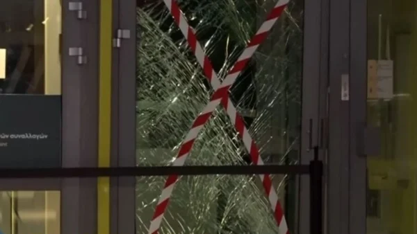 Θεσσαλονίκη: 80χρονος έπεσε με το ΙΧ του πάνω σε υποκατάστημα τράπεζας, που του κατέσχεσε το σπίτι