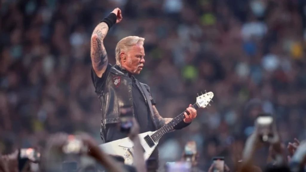 Ο Τζέιμς Χέτφιλντ έκανε πρόταση γάμου κάτω από το νερό στη σύντροφό του