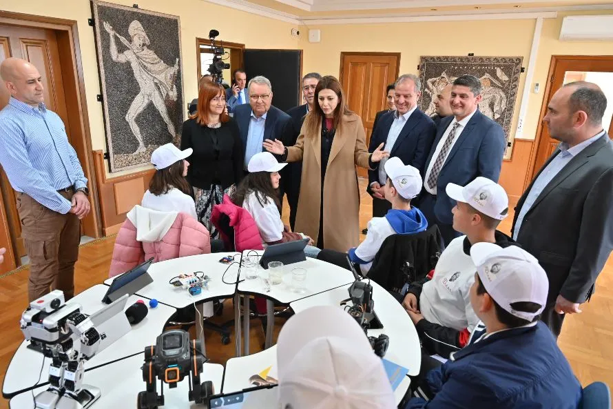 Ισότητα ευκαιριών και βιωματική γνώση για όλα τα παιδιά, τόνισε η υπ. Παιδείας Σ.Ζαχαράκη