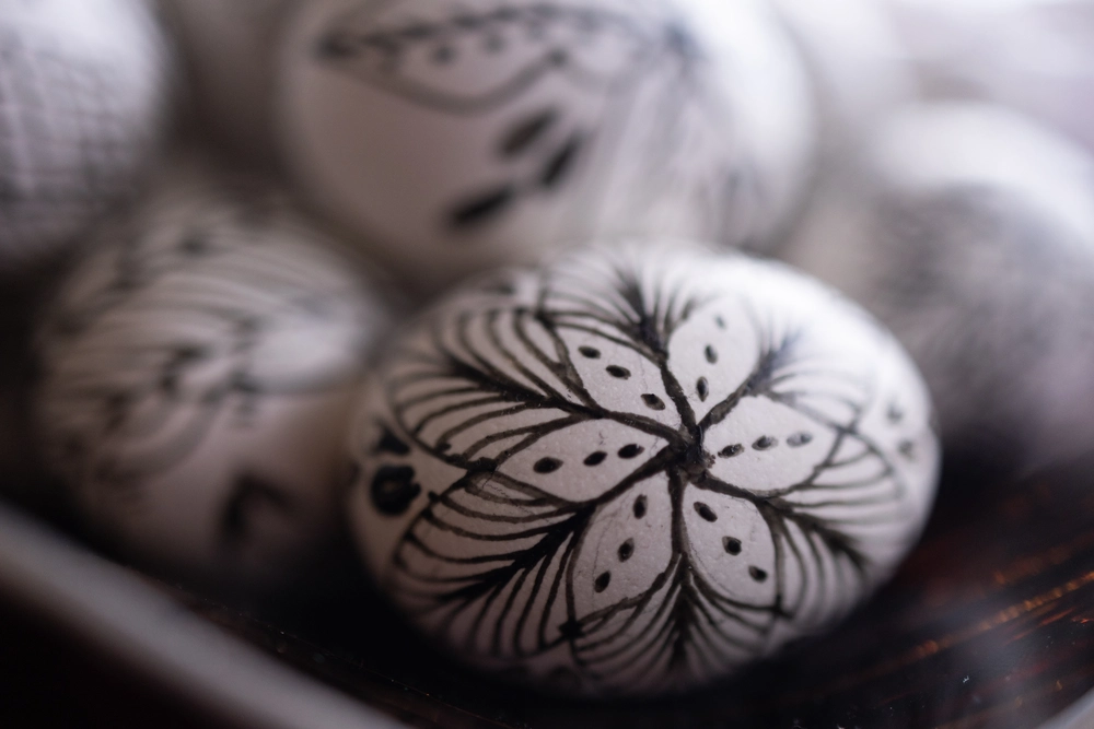 Θεσσαλονίκη: Πασχαλινά αβγά με κερί - Η γυναίκα που αναβιώνει το έθιμο Περδίκα έκανε μαθήματα ζωγραφικής αβγών σε ΚΑΠΗ