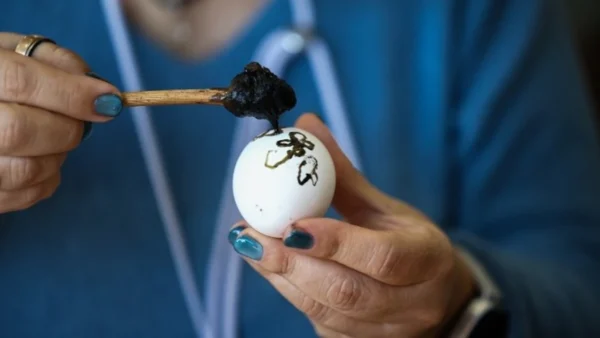 Θεσσαλονίκη: Πασχαλινά αβγά με κερί - Η γυναίκα που αναβιώνει το έθιμο Περδίκα έκανε μαθήματα ζωγραφικής αβγών σε ΚΑΠΗ